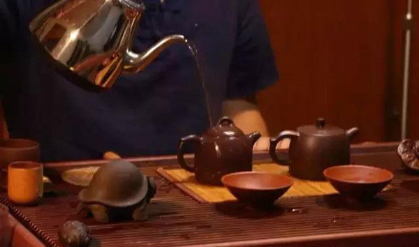沸水淋烫紫砂壶