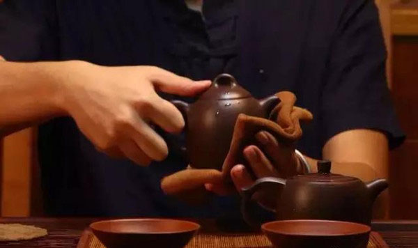 毛巾擦拭紫砂壶壶身