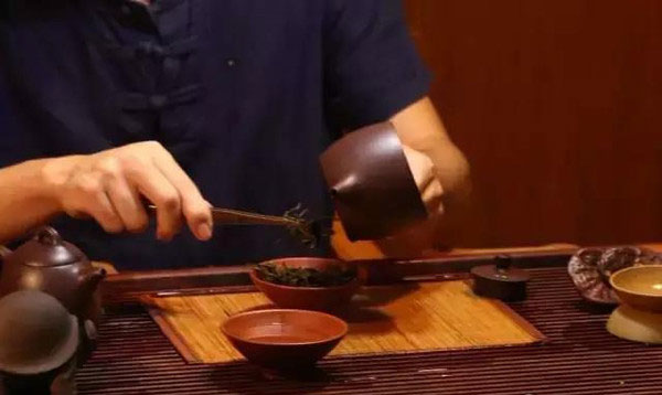 倒出茶叶风干紫砂壶